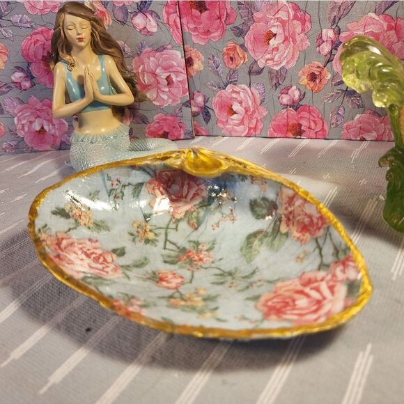 DECOUPAGE CLAM SHELL DECOUPAGE FLOWERS ON A CLAM SHELL - Picture 6 of 9